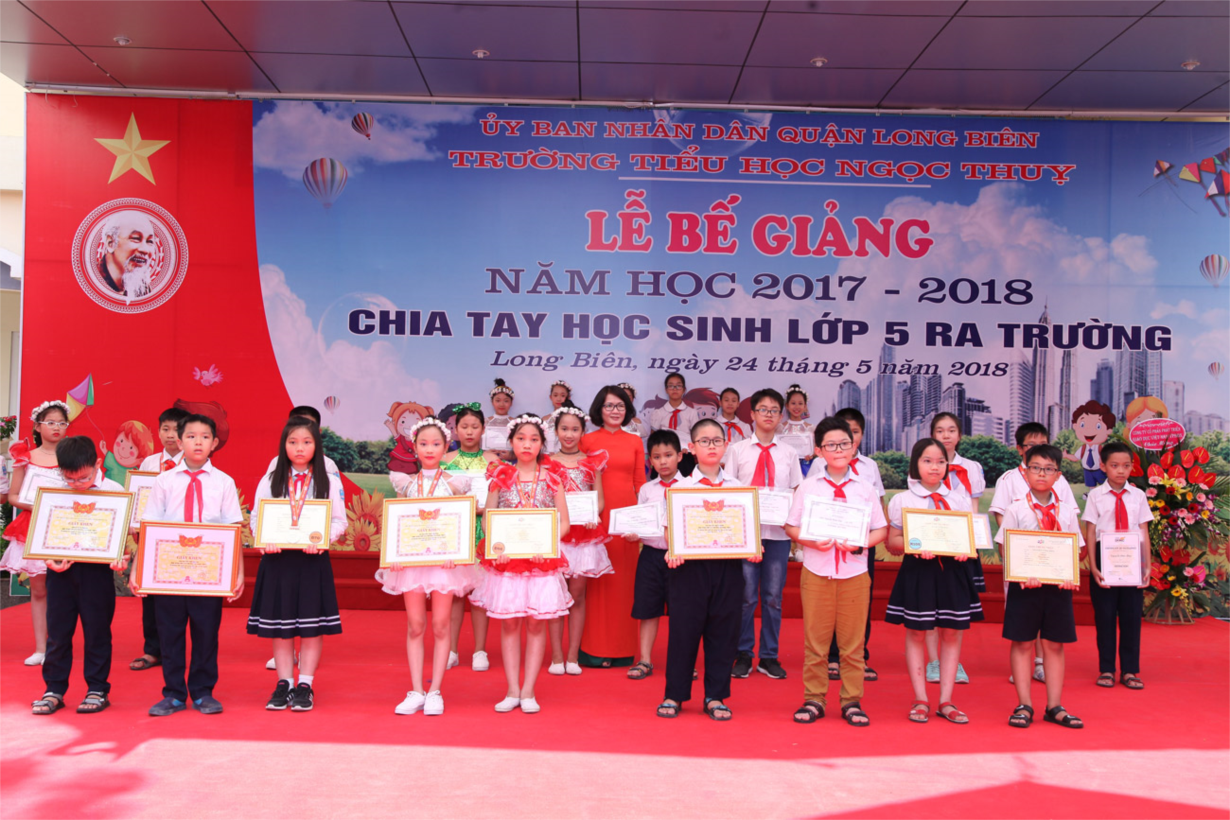Hình ảnh cô giáo Hoàng Thị Bích Thu - Hiệu trưởng nhà trường trao thưởng cho các em HS đạt giải quốc tế, quốc gia, TP